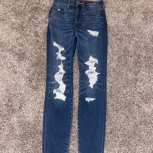 BRAND NEW AE RIPPED DARK JEANS !!